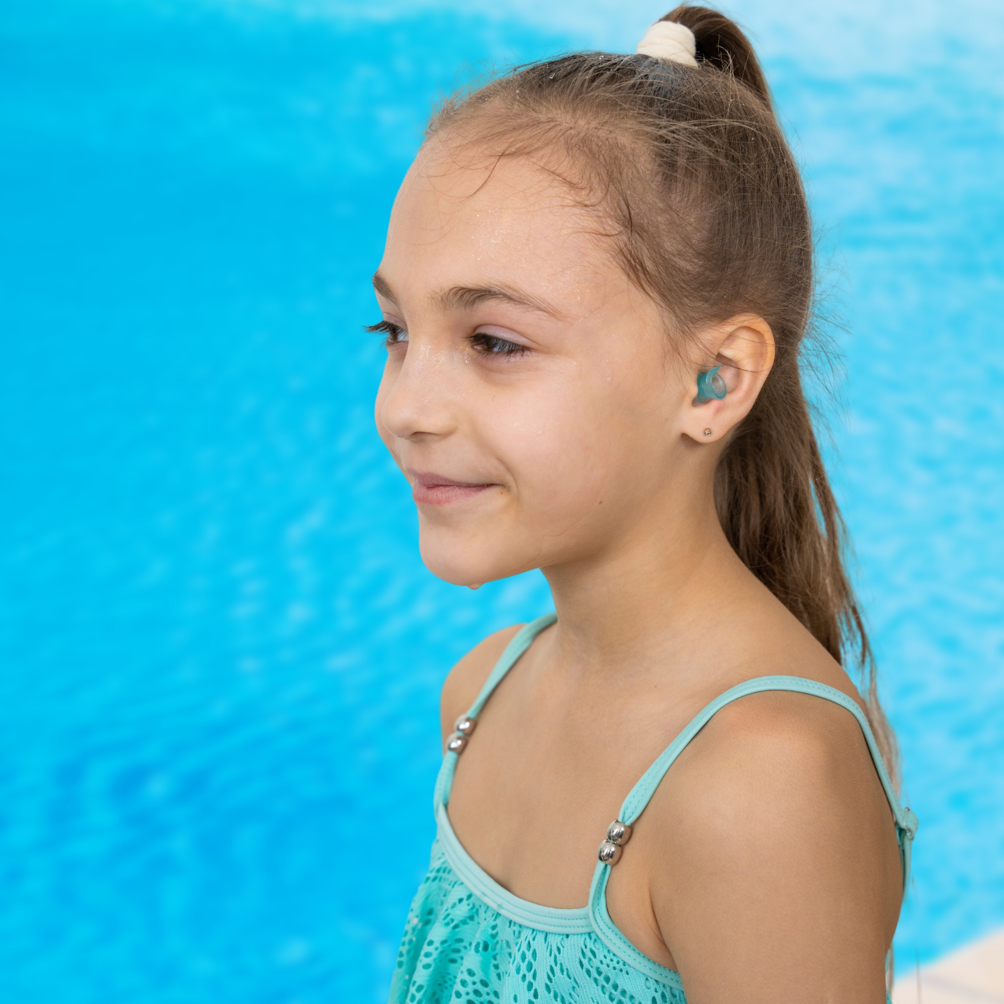 Imagen-de-un-nino-en-una-piscina