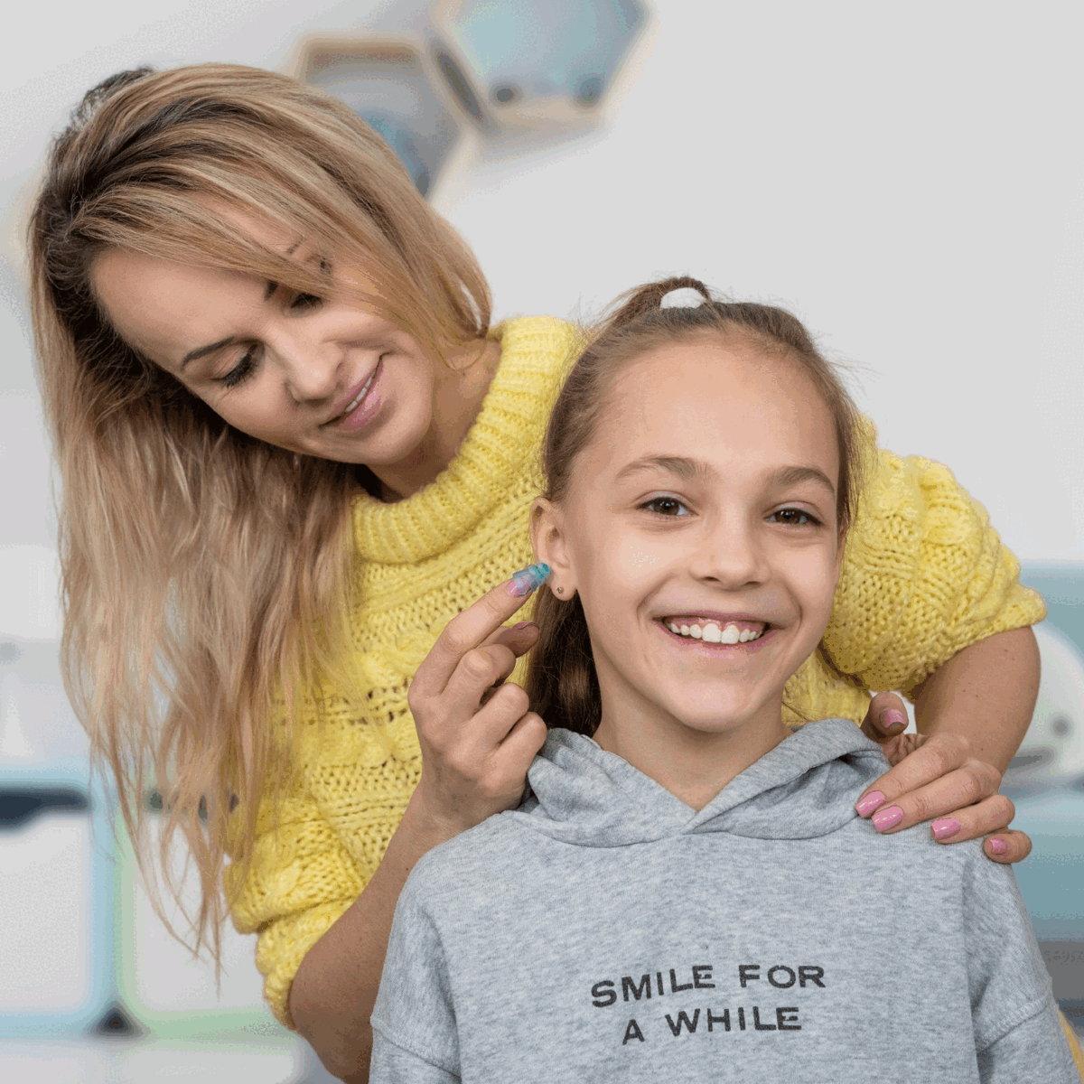 Madre-con-niño-insertando-tapones-para-los-oídos