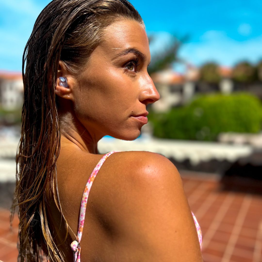 mujer-mirando-a-la-derecha-con-tapones-para-los-oidos-watersafe-insertados