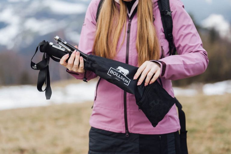 Mujer sosteniendo una bolsa con bastones 3k Carbon Extreme