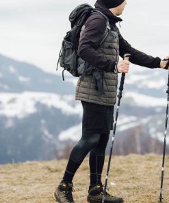 hombre camina con bastones de expedición