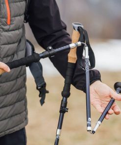 hombre desmonta un bastón expedition pro