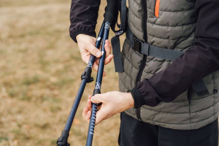 hombre extendiendo bastones Alpine Explorer