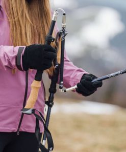 mujer se acerca con bastones expedition pro