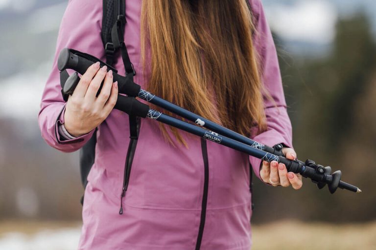 mujer sosteniendo bastones Alpine Explorer