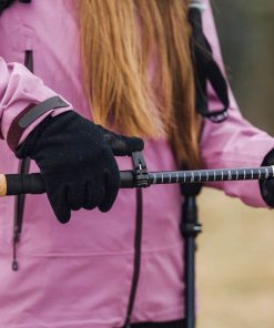 mujer sostiene un bastón expedition pro